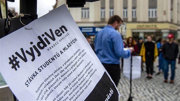 Stávka studentů a mladých na podporu demokracie a morálních hodnot i na obranu nezávislé justice s názvem VyjdiVen na Masarykově náměstí v Hradci Králové (16. května 2019)