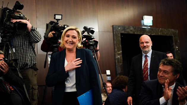 Vdkyn francouzsk strany Nrodn sdruen Marine Le Penov na setkn v Bratislav v rmci kampan ped volbami do Evropskho parlamentu (13. 5. 2019)