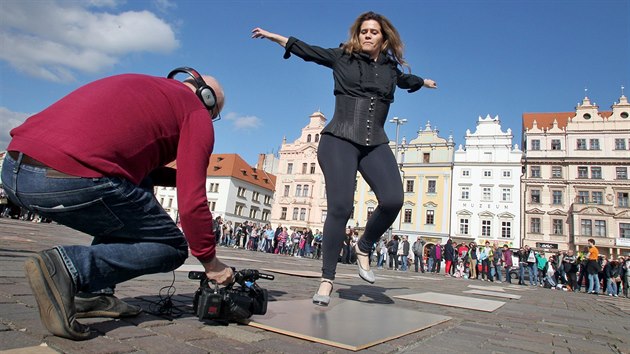 Stepask flash mob na nmst Republiky v Plzni a stepovn pod irm nebem je soust 6. ronku Plzeskho festivalu stepu. Skladbu The Greatest Show tancovalo vce ne sto stepa. (17.5.2019)