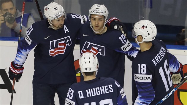 Americk tonk Clayton Keller (19) slav se spoluhri branku na mistrovstv svta. Vlevo je Dylan Larkin, vpravo Chris Kreider, zdy je obrnce Quinn Hughes.