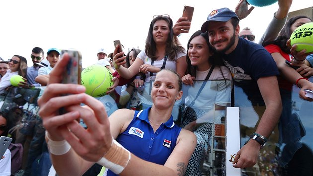 Karolna Plkov dl selfie s fanouky  po vhe nad Victori Azarenkovou.