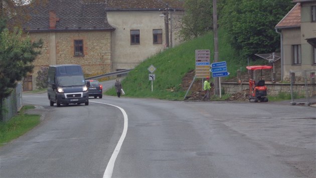 V Němčicích prochází silnice středem obce místy, kde ani není chodník.