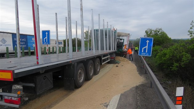 Kvůli srážce osobního auta a tří nákladních vozů včetně kamionu a soupravy s návěsem pro převoz dřeva musela být u Olomouce na několik hodin uzavřena dálnice D46.