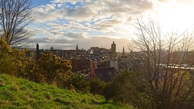 Pohled z vrcholku Arthurs Seat na Edinburgh