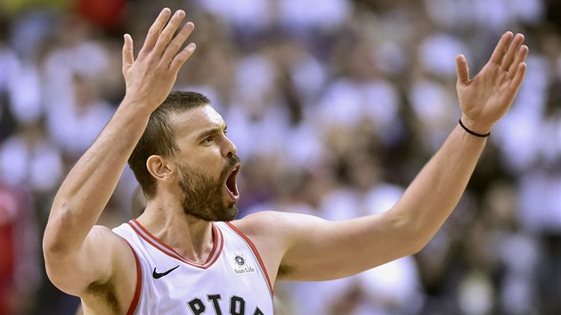 Torontsk pivot Marc Gasol se zlob na rozhod.