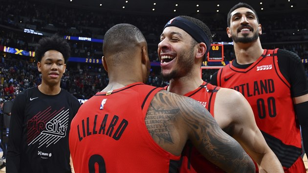 Anfernee Simons, Damian Lillard, Seth Curry a Enes Kanter (zleva) slav postup Portlandu do finle Zpadn konference NBA.