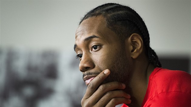 Kawhi Leonard pi tiskov konferenci Toronto Raptors.