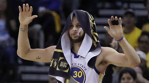 Stephen Curry z Golden State oslavuje v zpase s Portlandem.