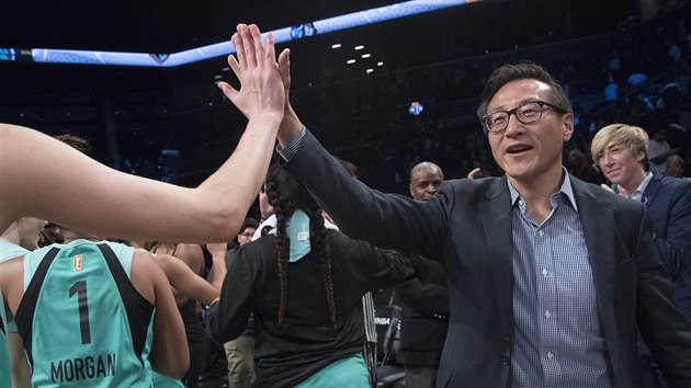 Joe Tsai, majitel klubu New York Liberty, se zdrav se svmi hrkami.