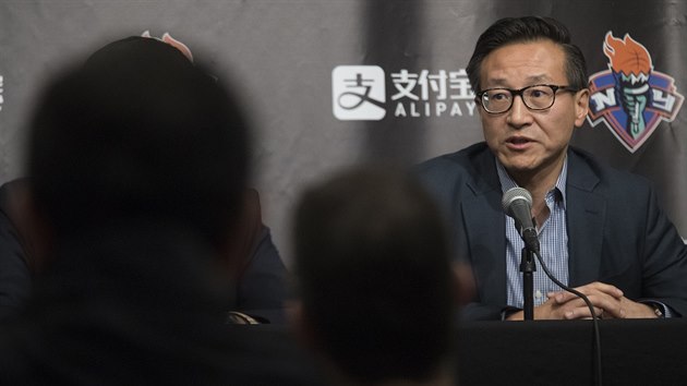 Joe Tsai, majitel klubu New York Liberty, na tiskov konferenci