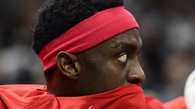 Pascal Siakam z Toronta sleduje, jak si ponaj jeho spoluhri proti Milwaukee.