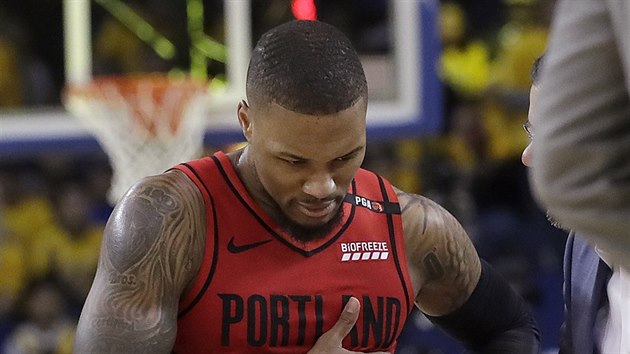 Damian Lillard z Portlandu se dr za hrudnk ve druhm souboji s Golden State.