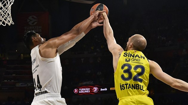 Gustavo Ayn (vlevo) z Realu Madrid zastavuje Sinana Glera z Fenerbahce.