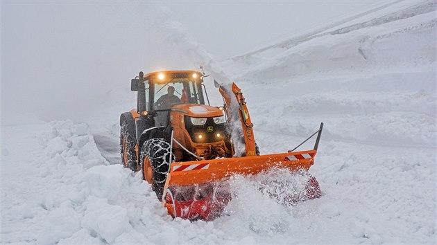 Většinu sněhu odhrnuly rolby, fréza odstraňuje poslední metry (17. 5. 2019).