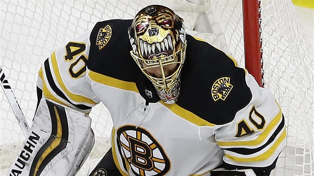 Bostonsk glman Tuukka Rask zasahuje v duelu s Carolinou.