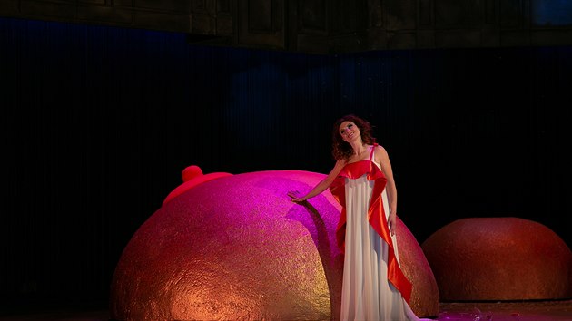 Záběr z inscenace opery Láska ke třem pomerančům