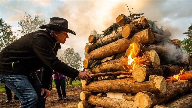 Farmář Tomáš Havrlant zapálil vatru na podporu pastevectví a proti vlkům (10. 5. 2019).