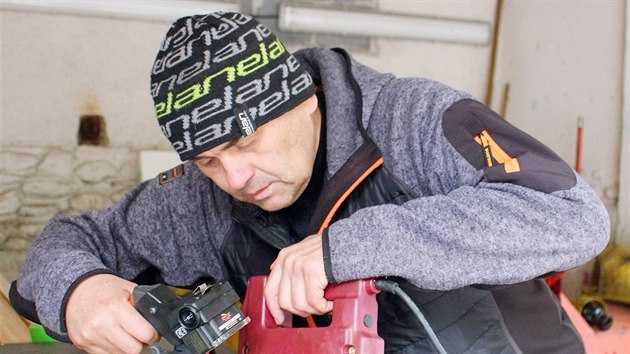 Technik Miroslav M�dr hled� skryt� vady na lanovce na Hn�d� vrch v Krkono��ch.