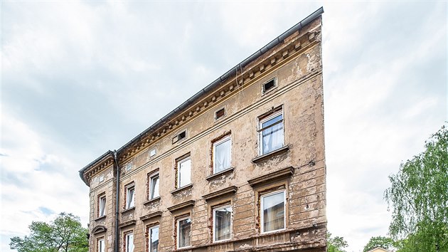 Agentura pro sociální začleňování loni shledala situaci v soukromém domě čp. 18 v Soukenické ulici jako nejhorší, Broumov jej zařadil do bezdoplatkové zóny (10. 5. 2019).
