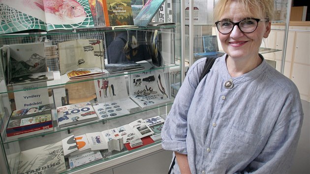 Výtvarnice Renáta Fučíková se kromě vlastní tvorby věnuje studentům na plzeňské Fakultě designu a umění Ladislava Sutnara, navrhuje poštovní známky a spolupracuje s německou porcelánkou. (23. 4. 2019)
