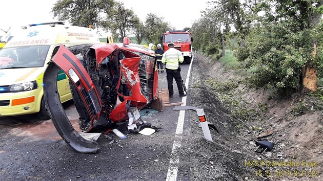 Při nehodě mezi obcemi Hlohovice a Skoupý na Rokycansku zemřela v osobním autě spolujezdkyně.