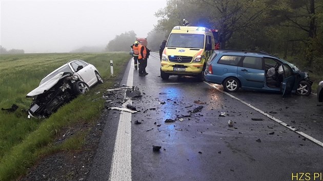 Nehoda t osobnch vozidel zastavila provoz u obce Losin nedaleko Plzn.