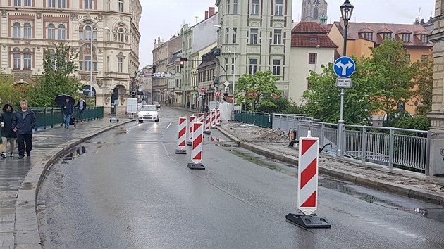 Dopravní komplikace přineslo uzavření Rooseveltova mostu v Plzni. Jeho opravy potrvají čtyři měsíce. (16. 5. 2019)
