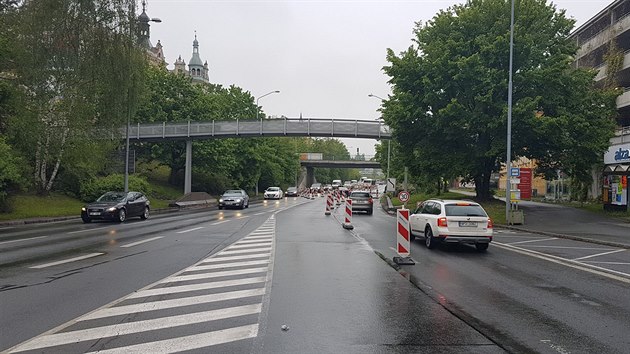 Dopravní komplikace přineslo uzavření Rooseveltova mostu v Plzni. Částečně je uzavřena i silnice pod ním. (16. 5. 2019)