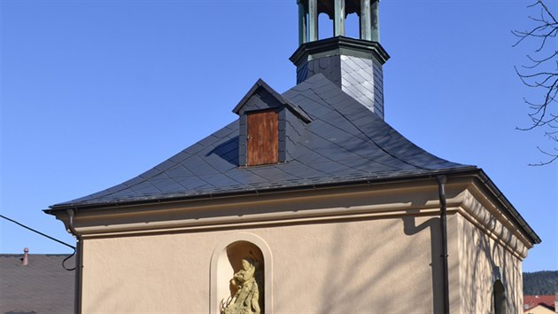 Vklenek nad vchodem do kaple zdob socha od Jitky enov-Navrtilov. 