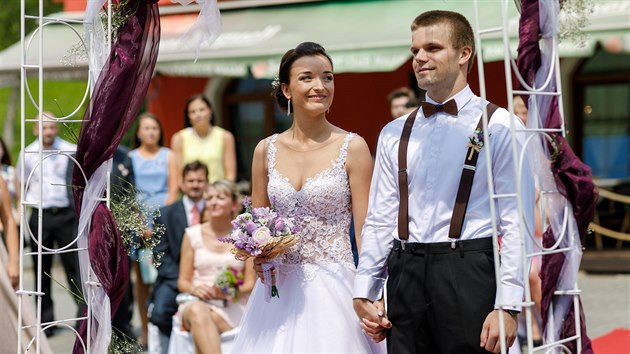 Špatné postavení svatební slavobrány může podle Mžika novomanželům pokazit fotky z obřadu.