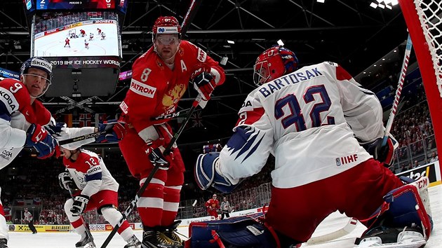 Rusk� ostrost�elec Alexandr Ove�kin zaparkovan� p�ed brankou Patrika Barto��ka.