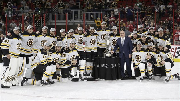 Hokejist Bostonu pzuj s Clarence Campbell Trophy pro vtze Vchodn konference.