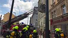 Poár sklepních kójí zablokoval praskou Nuselskou ulici (18. 5. 2019).