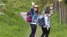 Turistky mávají na fotografku u Týnce nad Sázavou na Beneovsku na trase 54....