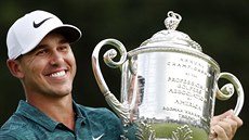 Brooks Koepka drí trofej pro vítze PGA Championship.