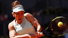 Simona Halepová se opírá do úderu v semifinále turnaje v Madridu.