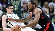 Ersan Ilyasova (vlevo) z Milwaukee a Kawhi Leonard z Toronta.