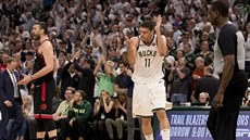 Brook Lopez z Milwaukee oslavuje úsp�nou akci v prvním semifinále proti...