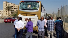 Bombový útok na autobus se zahraničními turisty na předměstí Káhiry v Egyptě....