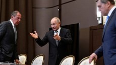 Ruský ministr zahraničí Sergej Lavrov (vlevo) a prezident Vladimir Putin...