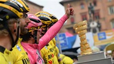 Prbný lídr Giro d'Italia Primo Rogli zdraví fanouky ped startem druhé...