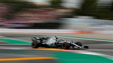 Valtteri Bottas z týmu Mercedes projídí v kvalifikaci okruhem Velké ceny...