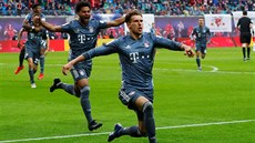 Leon Goretzka z Bayernu Mnichov (v popedí) slaví svou trefu v utkání s...
