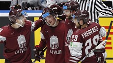 Lotyšští hokejisté se radují z gólu v duelu s Rakouskem.