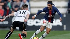 Neymar z PSG (vpravo) se snaí obelstít Baptiste Santamariu z Angers.