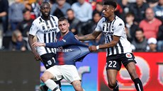 Jeff Reine-Adelaide z Angers (vpravo) pidruje Marca Verrattiho z PSG.