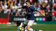 Leandro Paredes z PSG (v modrém) vyuívá pádu Vincenta Pajota z Angers a...