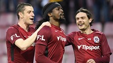 Costa ze Sparty (uprosted) pijímá gratulace od spoluhrá za gól v utkání s...