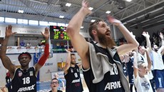 Basketbalisté Dína slaví výhru v semifinále domácí ligy nad Svitavami, v...