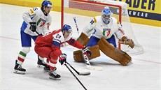 �eský úto�ník Dmitrij Ja�kin (v �erveném) se sna�í získat puk p�ed italskou...